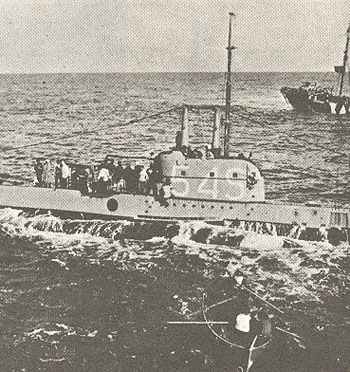 englisches U-Boot ergibt sich deutschen U-Jägern
