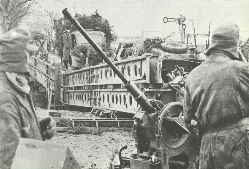 Gesicherte Pionierbrücke