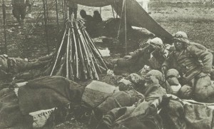 Türkische Kavalleristen in einem Feldlager im Kaukasus 