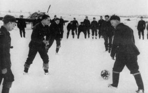 englische Piloten spielen im Schnee Fußball in Murmansk