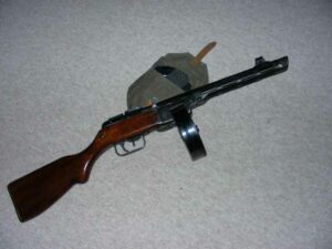 PPSh-1941G mit Munitionstasche