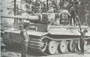 Ein Tiger I wird aufmunitioniert.