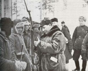Inspektion russischer Soldaten an der finnischen Front