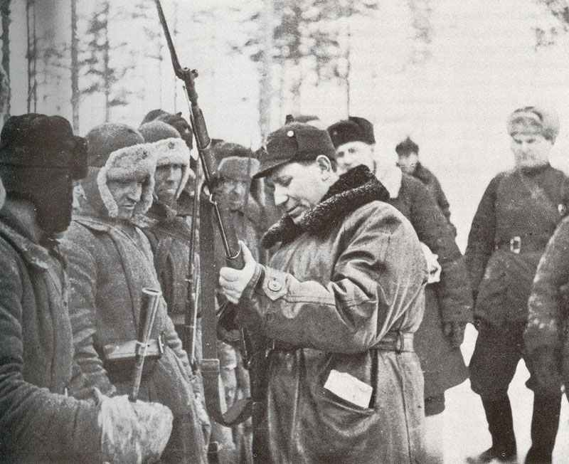 Inspektion russischer Soldaten an der finnischen Front
