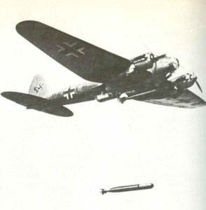 Heinkel He 111 wirft einen 765-kg-Torpedo ab