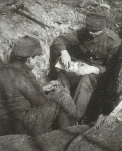 Britische Soldaten improvisieren Handgranaten 
