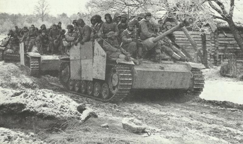 StuG III mit aufgesessener Infanterie