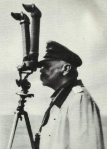 Hindenburg am scherenfernrohr 1