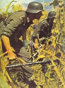 Deutsche Infanterie geht im Sommer 1942 am Fuße des Kaukasus in einem Kornfeld vor