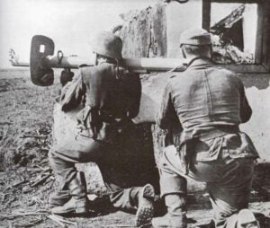 Soldaten der Infanterie-Division Grossdeutschland mit Panzerschreck