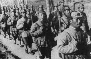 Kolonne chinesischer Soldaten 