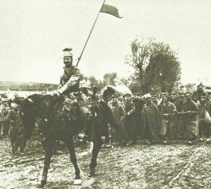 Deutsche Kavallerie eskortiert russische Gefangene