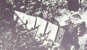 Schützengraben mit Stahlplatten