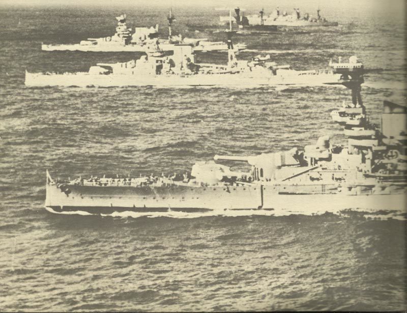 Sechs britische Schlachtschiffe bei Manövern