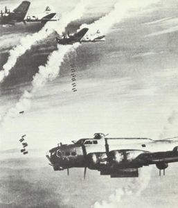 B-17 beim Großangriff auf Berlin am 26. 2.1945
