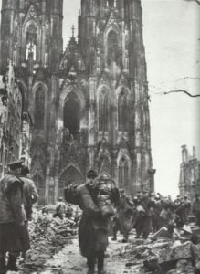 Deutsche ergeben sich vor Dom in Köln
