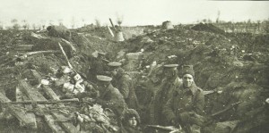 Britische Soldaten besetzen einen einfachen Schützengraben