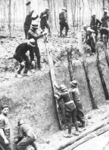 Französische Soldaten bauen einen Panzergraben