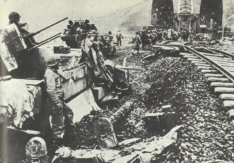 M16 Multiple Gun Motor Carriage vor der Remagen-Brücke