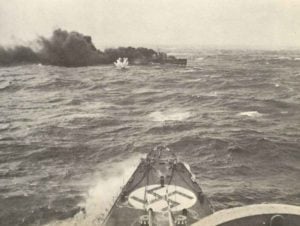 ^der englische Zerstörer HMS Glowworm kurz vor seinem Untergang