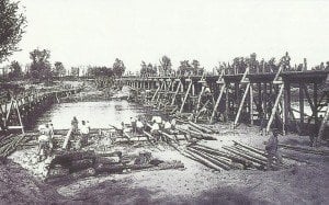 Österreich-ungarische Soldaten beim Bau einer Brücke