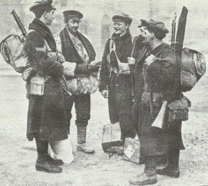 Gruppe britischer Soldaten mit der 'Graben-Mütze' 