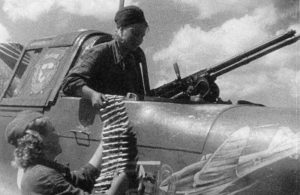 Aufmunitionierung des Heck-MGs einer Il2-M3