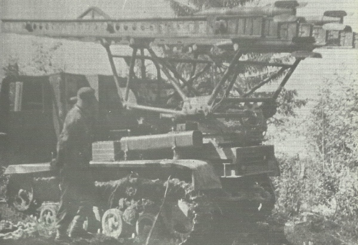 BM-13 auf Artillerie-Traktor STZ-5