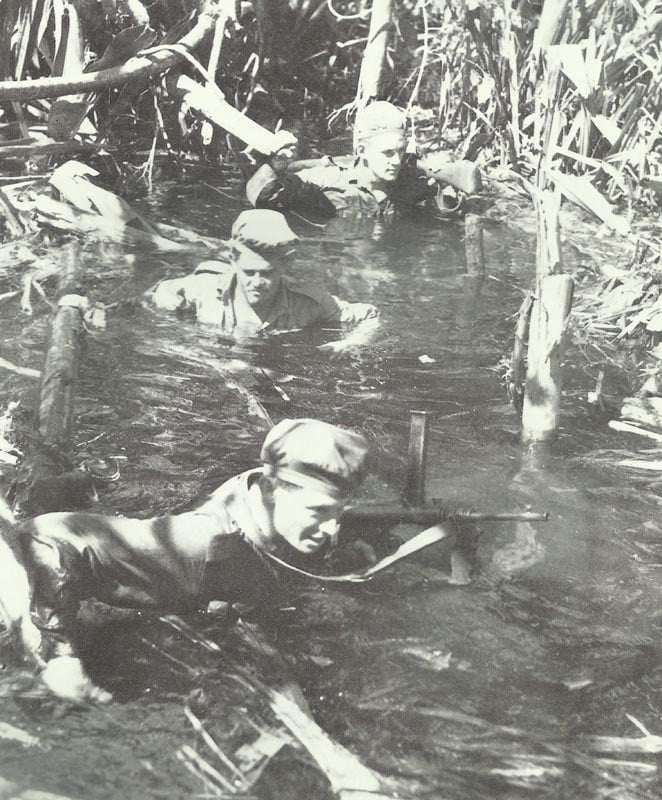 Australische Infanteristen im Sumpf