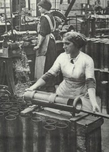 Frauen in Munitionsfabrik