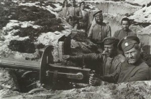 Stellung mit einem  M1910  Maxim Maschinengewehr