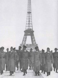 Hitler auf Besichtigungsreise in Paris 