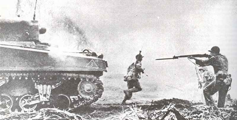 Marinesoldat zielt mit seinem Garand auf Iwo Jima