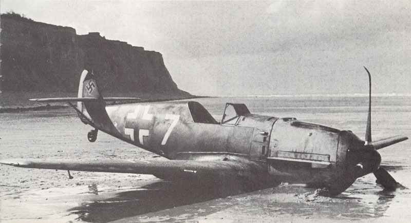 notgelandete Me109E-4 vor der französischen Steilküste