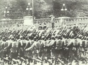 Hirohito nimmt Militärparade ab