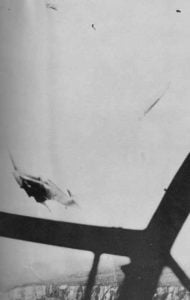 über den unten sichtbaren Kreidefelsen von Dover abgeschossenen Hurricane-Jäger