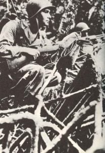 Marineinfanteristen mit Garand-Gewehren im Dschungelkampf