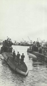 deutsches U-Boot in einem französischen Hafen
