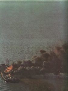 Vernichtung Frachtschiff durch Bomber