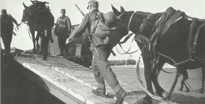 Unternehmen Seelöwe 9 Gebirgsjäger üben Verladen auf Landungsboote