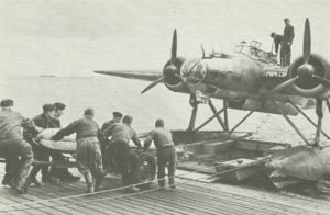 He 115 lädt Torpedo