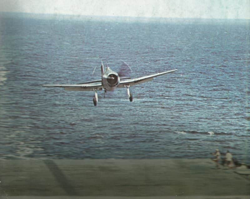 Die besten Jagdflugzeuge des Zweiten Weltkriegs mit den höchsten Abschuss-zu-Verlust-Raten 5 F6F fliegt USS Yorktown an