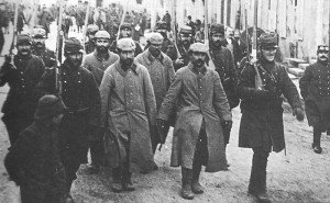 Französische Wachen führen deutsche Gefangene  ab