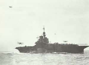 Illustrious umgeben von Swordfish-Torpedoflugzeugen