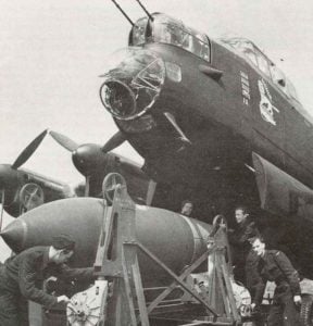 Bodenpersonal belädt eine Lancaster mit einer 5443-kg-Tallboy-Bombe