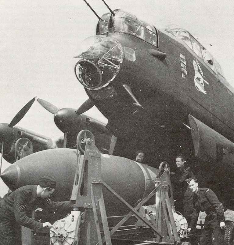 Schlachtschiff Tirpitz 9 Bodenpersonal belädt eine Lancaster mit einer 5443-kg-Tallboy-Bombe