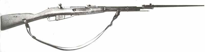 Mosin-Nagant-Gewehr 10 Karabiner Modell 1944G mit ausgeklapptem Bajonett.