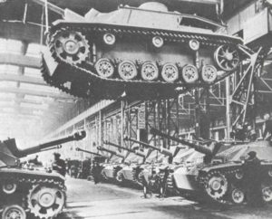 Sturmgeschütze vom Typ StuG in der Endmontage.