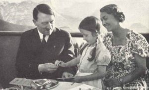 Hitler mit seiner Schwester und einem Kind