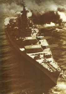 USS Iowa schießt